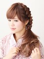毛先を散らすと華やかな印象に！