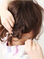 左右の毛束をねじりながら固定