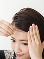 前髪をこみかみの上付近で固定