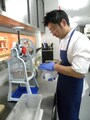 かき氷用の氷の状態を整える「パティスリー ブリーズ」高橋教導シェフ
