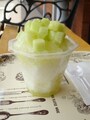 「パティスリー ブリーズ」の新作かき氷「メロンミルク」（税込450円）