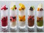 「ストリングスホテル東京」の「パティシエ特製 かき氷」5種類（かき氷1種、小菓子、お好みの飲み物（紅茶・ハーブティー各種、コーヒーなどから選択）のセットで税サ別1,800円　※かき氷「キャヴィア」を選択した場合は税サ別5,000円）