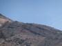 旭岳への稜線を登山者が登り下りする様子