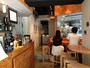 シンプルで気持ちの良い店内。カウンター席に座れば、チーズ作りをかぶりつきで見学できます。