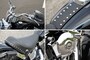 運転しやすいよう手前に持ってこられたハンドルバー、H-Dオリジナルのスカル入りエアクリーナー、そしてシルバーのピンが打ち込まれたアクセントなど、個性を引き出している。
