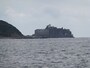 中ノ島の向こうに軍艦島の島影が見えます