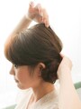 トップの髪をつまんで引き出す