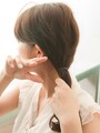 低めの位置でひとつ結びにする