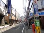画面左側の街路灯はバルタン星人のようだ