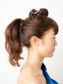 口と耳の延長線上にポニーテールをつくる
