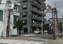 さほど商店はなく、ビルが建ち並んでいる