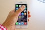 iPhone 6を持った様子