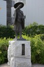 草加おせん公園に立つ河合曾良像