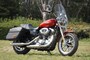 快適なツーリングを約束するフルノーマルのスポーツスター XL1200T スーパーロー（こちらは2014年仕様）。
