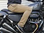 ストレッチする素材で膝を突っ張らせない『narifuri』のパンツはライダーにもぴったり。