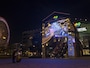  汽車道側正面ゲートは「クリスマス・クルーズ号の出航」がテーマ。LEDパネル部分に帆船が描かれており、30分に一度クリスマスソングに合わせて動く光のショーが展開