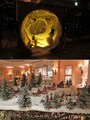 上：みなとみらいがクリスマスに包まれているイメージのオブジェ　下：フィンランドに実在するサンタ村のミニチュアオブジェ。いずれもデコレーター門口氏の作品