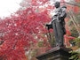 紅葉に包まれる東郷元帥像