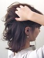 根元からしっかりワックスをなじませる