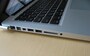 アルミ削り出しであることがよく分かるポート部分。ヘッドホンジャックはマイク端子としても使え、iPhone用のヘッドフォンマイクを使うとヘッドセットとして機能します（クリックで拡大）