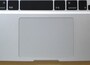 写真は13インチモデルのもの、15インチや17インチではキーボードとの距離が若干広くなります（クリックで拡大）