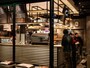 夕暮れどきの墨堤通りに明るい光を投げかけるスロージェットコーヒー