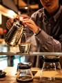 コーヒーをドリップする川井さん
