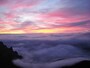 夜明けが近づくと、空が幻想的に色づく　
