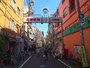 びっしりと商店が建ち並ぶ