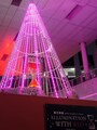 特大砂時計が一体となったクリスマスツリー