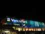 ヴィーナスフォートの東京テレポート駅に面する壁面に