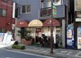 どこか懐かしくもあるが、テントの形が独特でレトロモダンな感じもする。