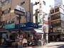 「丘」という看板のあるビルの地下にお店はある
