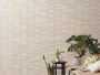 細かなストライプ、ランダムなトーンの色が魅力。塗膜30年保証品。　[ガーディナル（AT-WALL18VZ）シリーズ「ニューグレイスタイルVZ」の施工例（色：GRホワイトF）]　 旭トステム外装　http://www.asahitostem.co.jp/ 