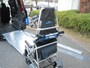 軽くて剛性が高い究極の車椅子がスロープを使用して積み込まれている