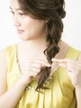 ゴムで結び、ヘアクリップで留める。