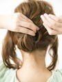 毛先を丸め上げてまとめ髪に【大人っぽいシニヨン風アップヘアスタイル】