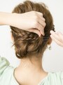 両サイドの三つ編みをクロスして留める【大人っぽいシニヨン風アップヘアスタイル】