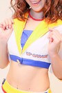 襟元もよく見ると小さなフリルが付いています