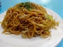 味は薄目。卓上にあるソースをかけていただく