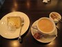 シフォンケーキとコーヒー。ケーキセット（ケーキ+ドリンク）は680円。