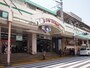 駅前というか、駅沿いに多くのお店が並んでいる
