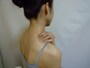 左手で右の肩井を押さえます