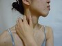 筋肉のまん中あたりをつまむ