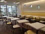 陽光が差し込む明るい店内