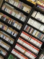 サターンとドリームキャスト、プレイステーションなどのタイトルを収納した棚。