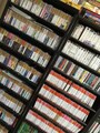 サターンとドリームキャスト、プレイステーションなどのタイトルを収納した棚。