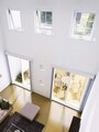 高い位置には、高所用の換気窓を設置しても。ボールチェーンの高窓用オペレーターとリモコンによる操作で開閉することが可能。[プラマード3　ナチュラルモダン　高所用換気窓＋引違い窓（テラスタイプ）＋スクエアFIX窓]　 YKK AP　http://www.ykkap.co.jp/