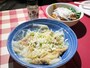 地下2階のテーブル席では、各ラーメン店のサイドメニューが味わえます。二代目げんこつ屋「冷やしワンタン（400円）」（2015年2月17日撮影）