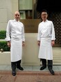 左がエグゼクティブシェフのオリヴィエ・シェニョン氏、右が料理長の山下泉氏